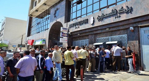 طوابير الموظفين في غزة تنتظر حل أزمة البنوك